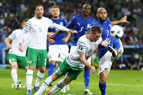 Tình huống tranh bóng quyết liệt của cầu thủ hai đội Italy và Ireland. (Nguồn: EPA/TTXVN)