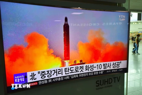 Bản tin về vụ phóng thử tên lửa tầm trung Musudan của Triều Tiên được phát tại nhà ga ở thủ đô Seoul, Hàn Quốc. (Nguồn: AFP/TTXVN)