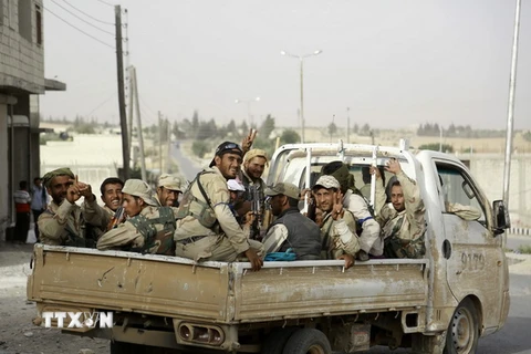 Lực lượng ủng hộ Chính phủ Syria trong chiến dịch truy quét phiến quân IS ở ngoại ô thị trấn Manbij, Aleppo. (Nguồn: AFP/TTXVN)