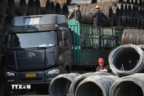 Công nhân Trung Quốc vận chuyển thép thành phẩm. (Nguồn: EPA/TTXVN)