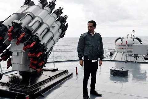 Tổng thống Indonesia Joko Widodo tới thăm quần đảo Natuna trên một tàu chiến. (Nguồn: AFP)