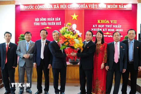 Tặng hoa chúc mừng các đại biểu trúng cử các chức danh HĐND tỉnh Thừa Thiên-Huế nhiệm kỳ 2016-2021. (Ảnh: Quốc Việt/TTXVN)