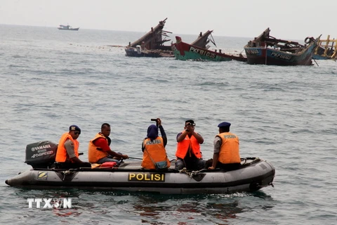 Tàu cá hoạt động trái phép trên vùng biển Kuala Langsa, Aceh, Indonesia bị đánh chìm ngày 5/4. (Nguồn: AFP/TTXVN)