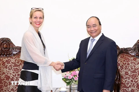Thủ tướng Nguyễn Xuân Phúc tiếp bà Camilla Mellander, Đại sứ đặc mệnh toàn quyền Thụy Điển tại Việt Nam đến chào từ biệt. (Ảnh: Thống Nhất/TTXVN)
