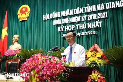 Các đại biểu HĐND tỉnh Hà Giang nhiệm kỳ 2016-2021 ra mắt kỳ họp. (Ảnh: Minh Tâm/TTXVN)