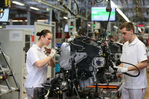 Công nhân làm việc trong một dây chuyền lắp ráp xe hơi của Đức. (Nguồn: Getty Images)