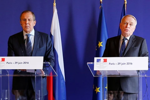 Ngoại trưởng Nga Sergei Lavrov và Ngoại trưởng Pháp Jean-Marc Ayrault tại cuộc họp báo sau hội đàm. (Nguồn: Reuters)