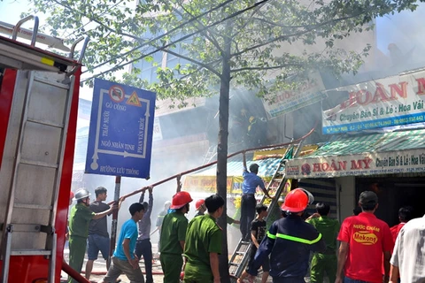 Cháy cửa hàng hoa vải ở chợ Bình Tây, người dân hoảng loạn bỏ chạy