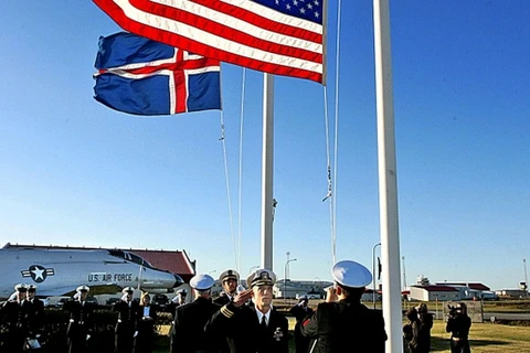 Lễ hạ cờ Mỹ tại căn cứ Keflavík năm 2006. (Nguồn: icelandmag.visir.is)