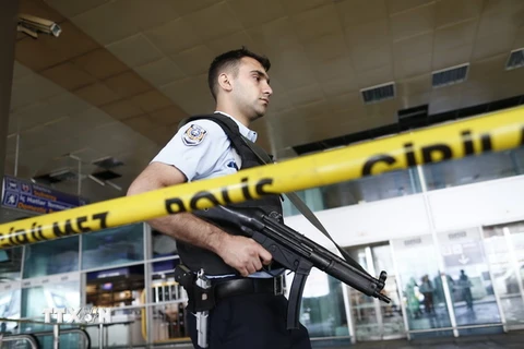 Cảnh sát Thổ Nhĩ Kỳ phong tỏa tại sân bay Ataturk sau vụ đánh bom. (Nguồn: AFP/TTXVN)
