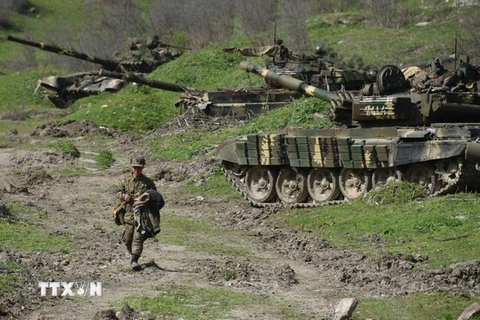 Lực lượng phòng vệ Nagorny Karabakh tuần tra tại làng Mataghis, Azerbaijan. (Nguồn: AFP/TTXVN)