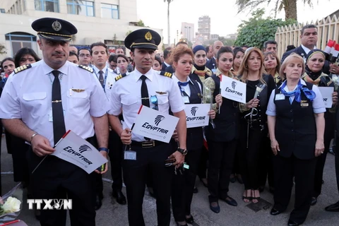 Nhân viên hãng hàng không EgyptAir tưởng niệm các nạn nhân thiệt mạng trong vụ rơi máy bay MS804. (Nguồn: EPA/TTXVN)
