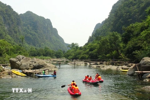 Du khách vui chơi tại khu du lịch Suối Moọc và Sông Chày-Hang Tối trong quần thể du lịch hang động Quảng Bình. (Ảnh: Đức Thọ/TTXVN)