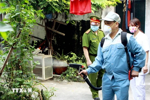 Nhân viên y tế phun thuốc diệt muỗi tại phường Trương Định, quận Hai Bà Trưng. (Ảnh: Dương Ngọc/TTXVN)