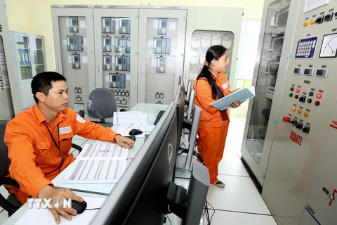 Công nhân EVN Hà Nội vận hành cấp điện tại trạm 110kV Nội Bài. (Ảnh: Ngọc Hà/TTXVN)