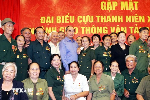 Chủ tịch Mặt trận Tổ quốc Việt Nam Nguyễn Thiện Nhân với các đại biểu thanh niên xung phong. (Ảnh: Nguyễn Dân/TTXVN)