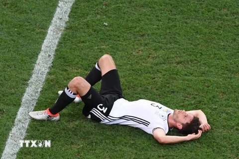 Nỗi thất vọng của hậu vệ Đức Jonas Hector sau rất nhiều nỗ lực bảo vệ sân nhà trong trận đấu trước tuyển Pháp. (Nguồn: AFP/ TTXVN)