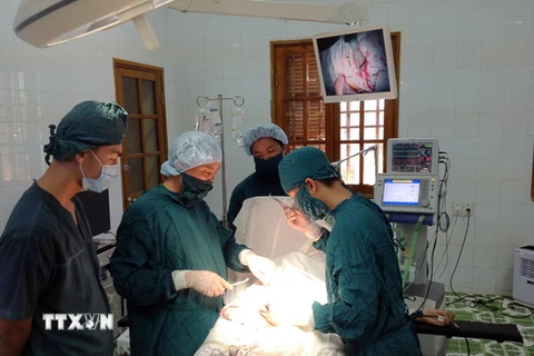 Các bác sỹ Bệnh viện Đa khoa Bạch Long Vỹ tiến hành mổ cấp cứu cho bệnh nhân viêm ruột thừa cấp. (Ảnh: Nguyễn Đức Quân/TTXVN)