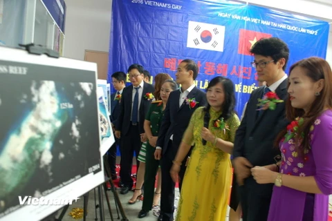 Các đại biểu tham quan triển lãm. (Ảnh: Phạm Duy/Vietnam+)