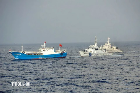 Tàu của Lực lượng phòng vệ bờ biển Nhật Bản truy đuổi tàu đánh cá Trung Quốc đánh cá trái phép ở vùng biển Hoa Đông. (Nguồn: AFP/TTXVN)
