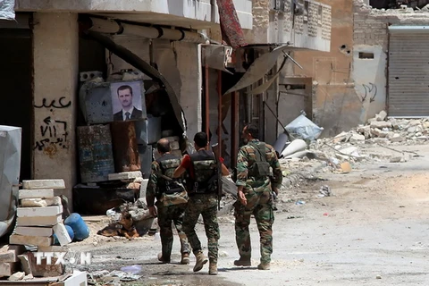 Binh sỹ quân đội Chính phủ Syria tuần tra tại khu vực al-Khalidiya, gần thành phố Aleppo. (Nguồn: AFP/TTXVN) 