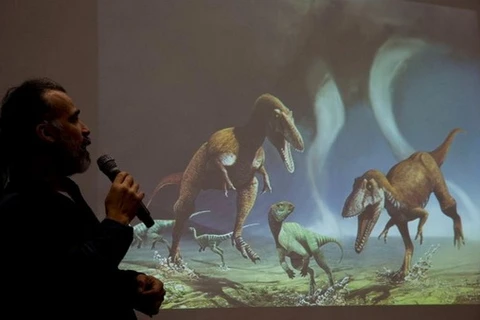 Nhà khảo cổ học Sebastián Apesteguía công bố hình ảnh loài khủng long mới phát hiện. (Nguồn: AP)