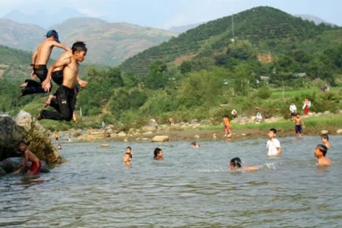 Hà Nội: Rủ nhau đá bóng rồi tắm sông, 2 học sinh đuối nước