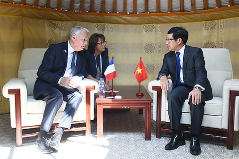 Phó Thủ tướng Phạm Bình Minh và Bộ trưởng Ngoại giao Pháp Jean-Marc Ayrault. (Nguồn: baochinhphu.vn)