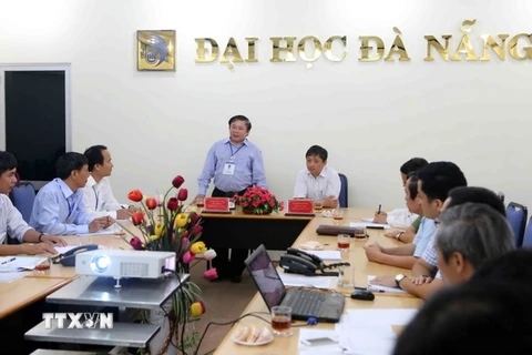 Thứ trưởng Bùi Văn Ga kiểm tra công tác tổ chức thi THPT quốc gia năm 2016 tại Đại học Đà Nẵng. (Ảnh: Trần Lê Lâm/TTXVN)
