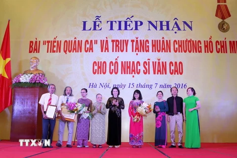 Chủ tịch Quốc hội Nguyễn Thị Kim Ngân trao tặng Huân chương Hồ Chí Minh cho gia đình cố nhạc sỹ Văn Cao. (Ảnh: Phương Hoa/TTXVN)
