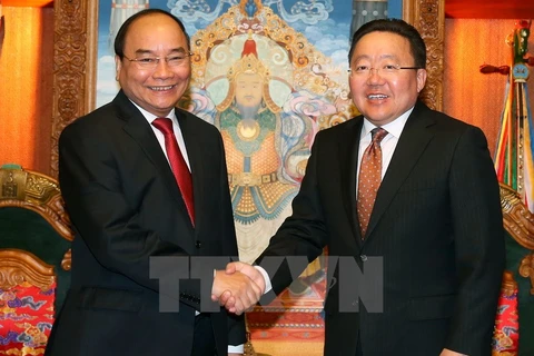 Thủ tướng Nguyễn Xuân Phúc đến chào xã giao Tổng thống Mông Cổ Ts. Elbegdorj. (Ảnh: Thống Nhất/TTXVN)