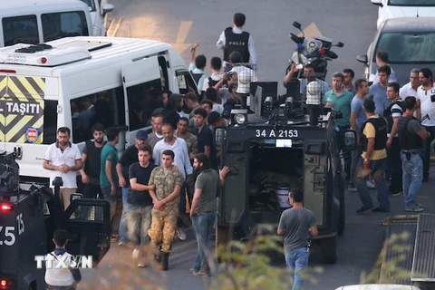 Cảnh sát bắt giữ các binh sỹ tham gia đảo chính tại Quảng trường Taksim ở Istanbul. (Nguồn: EPA/TTXVN)