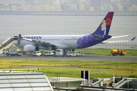 Máy bay Hawaiian Airlines hạ cánh khẩn cấp xuống sân bay Haneda. (Nguồn: AP)