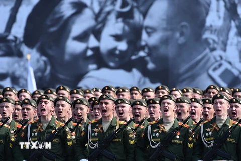 Binh sỹ Nga tham gia lễ duyệt binh kỷ niệm 70 năm Ngày Chiến thắng ở thủ đô Moskva. (Nguồn: AFP/TTXVN)