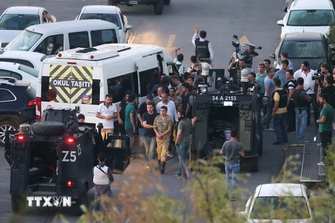 Cảnh sát Thổ Nhĩ Kỳ bắt giữ các đối tượng tình nghi âm mưu đảo chính tại Istanbul. (Nguồn: EPA/TTXVN)
