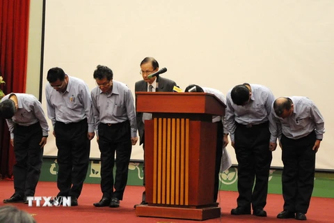 Chủ tịch Hội đồng quản trị Formosa Hà Tĩnh Trần Nguyên Thành và các thành viên công ty đọc lời thừa nhận trách nhiệm gây ra sự cố môi trường biển tại 4 tỉnh miền Trung. (Nguồn: TTXVN)
