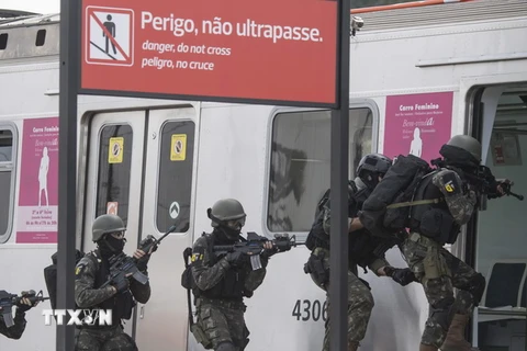 Lực lượng đặc nhiệm Brazil tham gia cuộc diễn tập chống khủng bố tại Rio de Janeiro. (Nguồn: AFP/TTXVN)