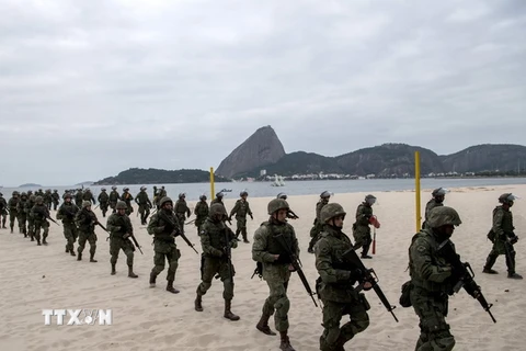 Lính thủy đánh bộ Brazil diễn tập chống bạo loạn tại khu vực bờ biển Flamengo ở thành phố Rio de Janeiro. (Nguồn: AFP/TTXVN)