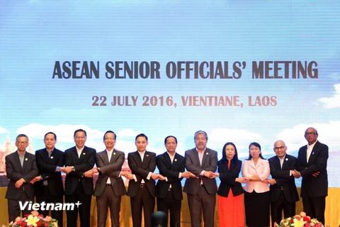 Các quan chức tham dự Hội nghị chụp ảnh lưu niệm. (Ảnh: Phạm Kiên/Vietnam+)