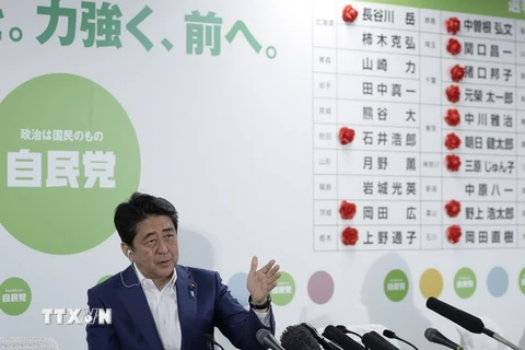Thủ tướng Nhật Bản Shinzo Abe phát biểu trong cuộc họp báo ở thủ đô Tokyo. (Nguồn: EPA/TTXVN)