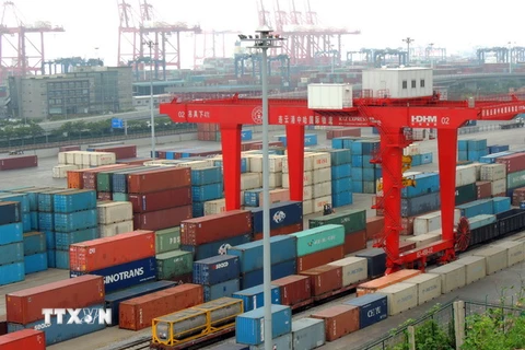 Hoạt động vận chuyển hàng hóa tại một cảng ở tỉnh Giang Tô (Nguồn: AFP/TTXVN)