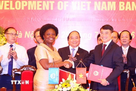 Thủ tướng Nguyễn Xuân Phúc chứng kiến Lễ ký các Hiệp định giữa Việt Nam và Ngân hàng Thế giới. (Ảnh: Thống Nhất/TTXVN)