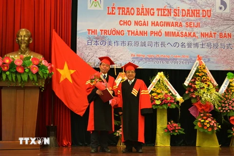 Giám đốc Đại học Đà Nẵng Trần Văn Nam (phải) trao danh hiệu Tiến sỹ danh dự cho ông Hagiwara Seiji. (Ảnh: Đinh Văn Nhiều/TTXVN)
