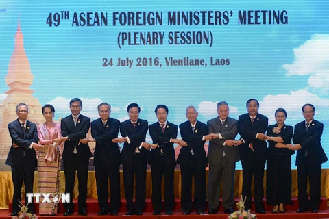 Phó Thủ tướng Phạm Bình Minh (thứ 5, trái) chụp ảnh chung với các Bộ trưởng Ngoại giao ASEAN tại hội nghị. (Nguồn: AFP/TTXVN)