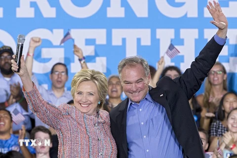 Bà Hillary Clinton (trái) và Thượng Nghị sỹ Tim Kaine trong cuộc vận động tranh cử tại Annandale, Virginia. (Nguồn: EPA/TTXVN)