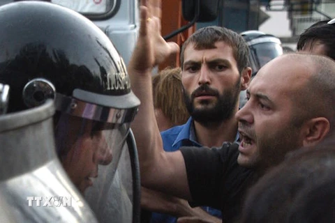 Đụng độ giữa cảnh sát và người biểu tình bên ngoài đồn cảnh sát ở Yerevan. (Nguồn: AFP/TTXVN)