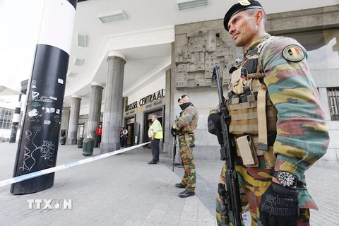 Binh sỹ Bỉ tuần tra tại khu vực phía trước nhà ga Gare Centrale ở thủ đô Brussels. (Nguồn: EPA/TTXVN)
