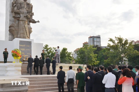 Đoàn Đại sứ quán, các cơ quan xung quanh Sứ quán, đại diện doanh nghiệp Việt Nam đang đầu tư kinh doanh tại Campuchia và cộng đồng người Việt Nam định cư tại Campuchia đặt vòng hoa viếng Đài tưởng niệm quân tình nguyện Việt Nam ở thủ đô Phnom Penh. (Ảnh: 