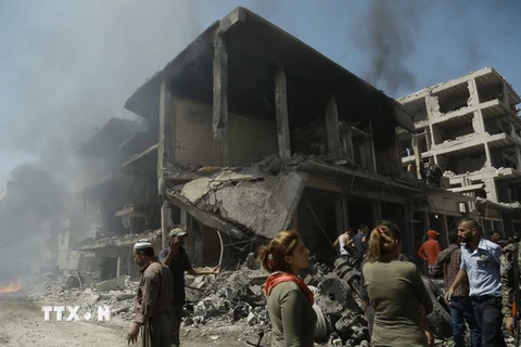 Cảnh đổ nát sau vụ đánh bom kép ở thành phố Qamishli, Syria. (Nguồn: AFP/TTXVN)