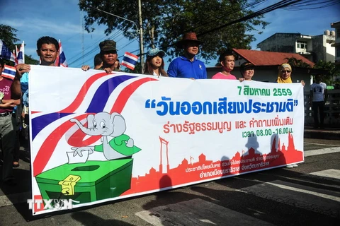 Người dân Thái Lan tham gia cuộc tuần hành kêu gọi tham gia cuộc trưng cầu dân ý về dự thảo Hiến pháp mới. (Nguồn: AFP/TTXVN)